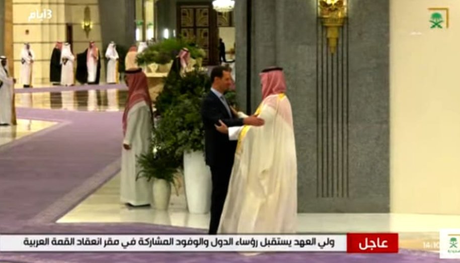 ماذا فعلت #السعودية للثورة السورية؟
هذا المنشور الذي أختصره قدر المستطاع يبيّن الحقيقة للجيل الناشئ الذي لم يصله من أخبار العشرية الحمراء في سورية إلا الفتات، وهي من أعقد الأحداث وأكثرها تشابكا لكثرة التفاصيل وتعدد الأدوار والأطراف على مدى عقد كامل.
السعودية التزمت الصمت عند