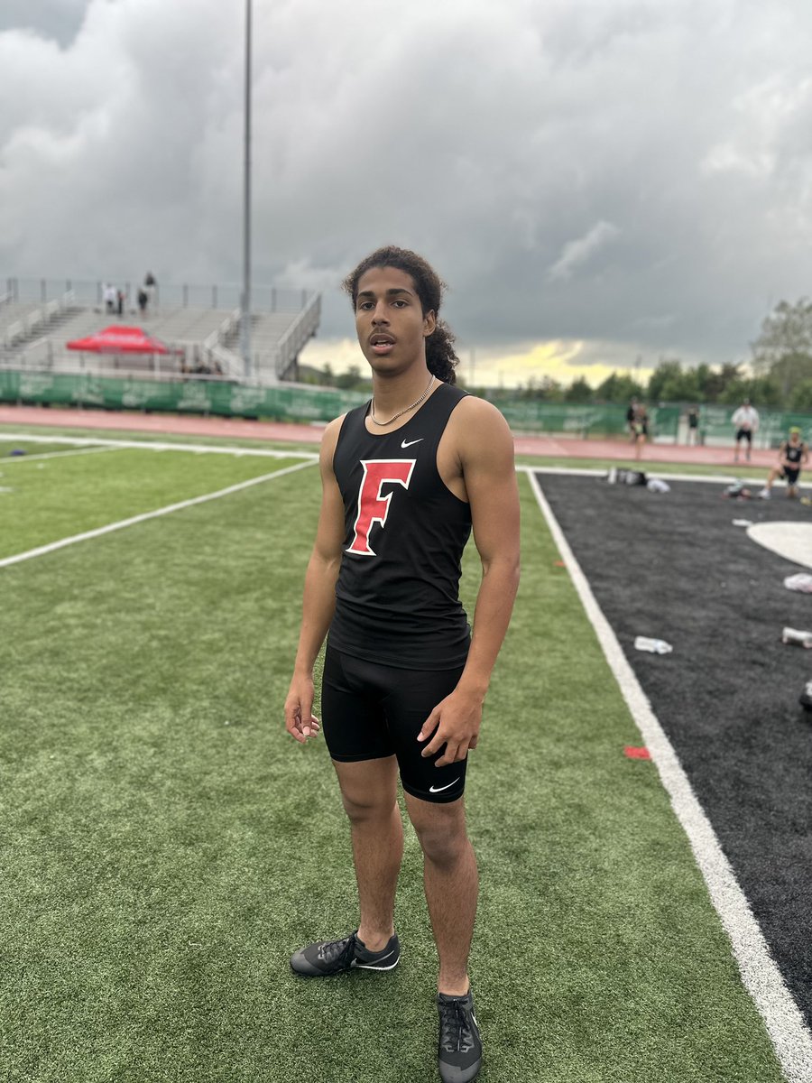 Congratulations to Xavier Isaacs He finished 2nd in the 200 meter dash and qualified for the Regional meet next week! He broke the school record along the way with a 21.83
#FairfieldTF