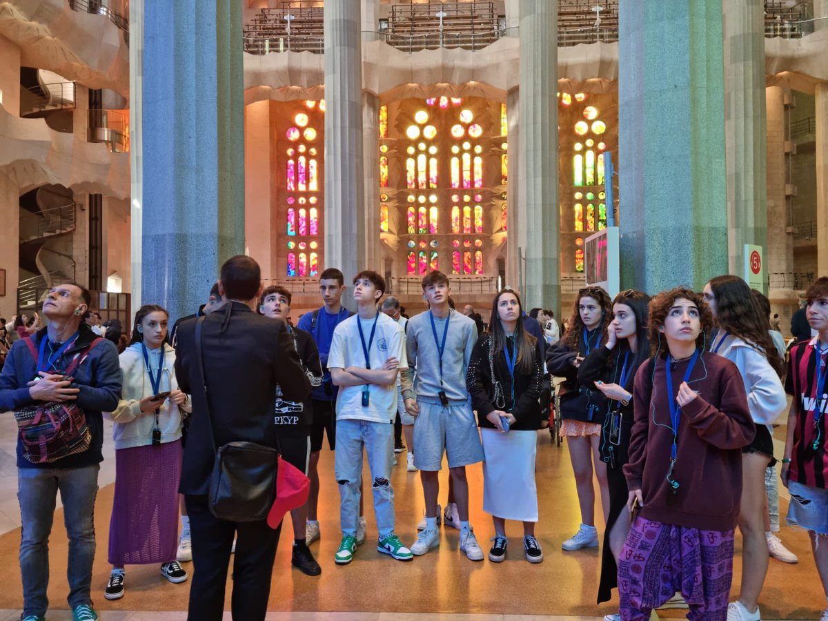 ies_decacheiras's tweet photo. VIAXE FIN DE ETAPA 4°ESO. 2°DÍA. Hoxe visitamos a Sagrada Familia e fixemos un tour guiado por Barcelona.

Despois de comer desfrutamos da piscina do hotel e rematamos o día cun paseo pola praia. https://t.co/zwFB3Rsm6f