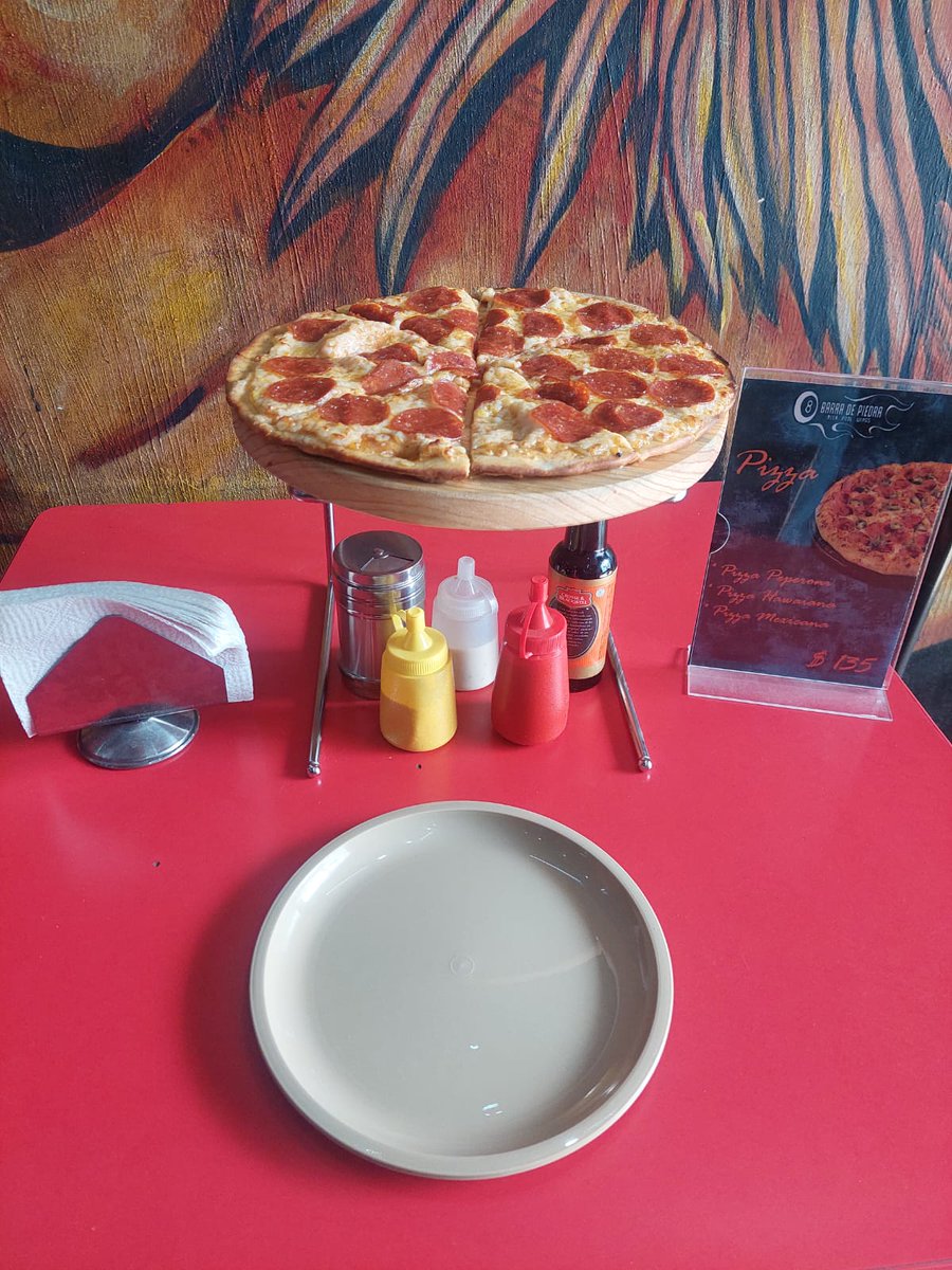 BARRADEPIEDRA's tweet photo. Las pizzas a la leña llegaron ya y por solo $135 podrás elegir entre peperoni, hawaiana, mexicana, chorizo y jamón!!! https://t.co/yPnLry0wfa