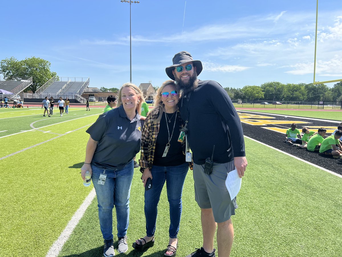 Shoutout to these <a href="/CMSSports1/">Central Pirates</a> athletes for working the 6th grade track meet today! Bumped into two pretty cool people during the meet as well! <a href="/ChristyStarret1/">Christy Starrett</a> <a href="/texasgirl181/">Anjanette Murry</a>