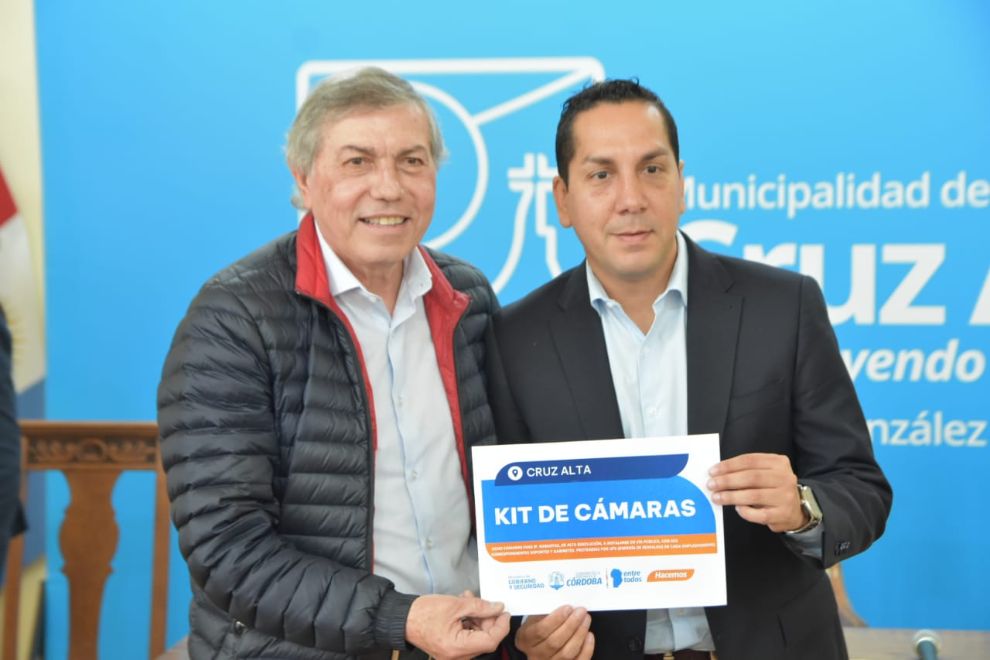 gobdecordoba's tweet photo. 🏡 En la localidad de #CruzAlta, depto. #MarcosJuárez, entregamos créditos #MásVidaDigna y del #BancoDeLaGente, para mejoras habitacionales y emprendimientos productivos respectivamente, además de escrituras sociales y cámaras de seguridad. ✔ Más info ➡ https://t.co/ZRRvjzAY5B https://t.co/lfmTmhwNCk