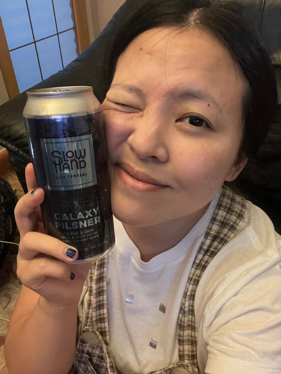 hhwoli's tweet photo. #TGIF Gosh it’s hot out! Nothing like a cold one to quench the thirst! The #galaxyhops in #galaxypilsner by #slowhandsbeercompany brings the juice while still crisp and dry ♥️ #happyhourwitholi #beergirl #beermama #beerreview #beersoftheworld #bccraftbeer #weekendvibes https://t.co/G5fkuNUPea