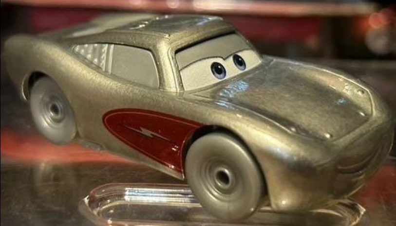 #ディズニー100 エディションのクルージングライトニングのパケ画像が公開されました‼️ ブリスターはそのままですが、デザインが米国外なのかデザインが違いますね🤔
発売が楽しみ😊✨
#pixarcars_md
#カーズ #マテル #マテルカーズ
#PixarCars #Mattel #Disney100