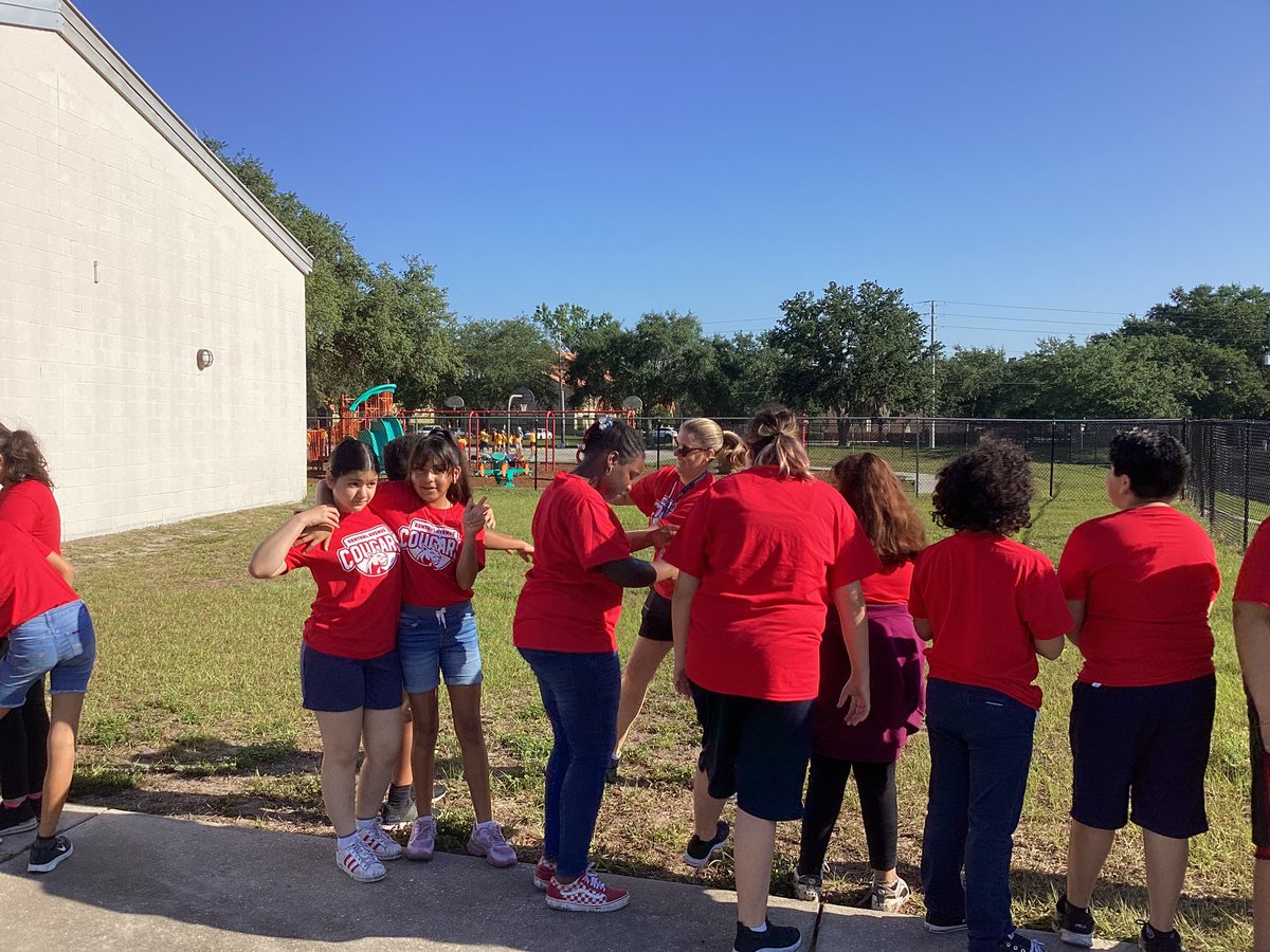 CAESCougars's tweet photo. We had lots of fun today with our 3rd, 4th and 5th graders. Students enjoyed a great day of games and treats! They had a blast! Hoy nos divertimos mucho con nuestros alumnos de 3o, 4o y 5o grado! ¡Se lo pasaron genial! #caes #caescougars https://t.co/qoQ0iIBdav