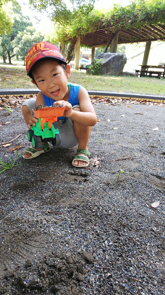 Let's play outside with your family!

In Japan, it is sunny today.
My son was playing basketball and soccer early morning.
I love walking together near my house.

What will you do with your family today?