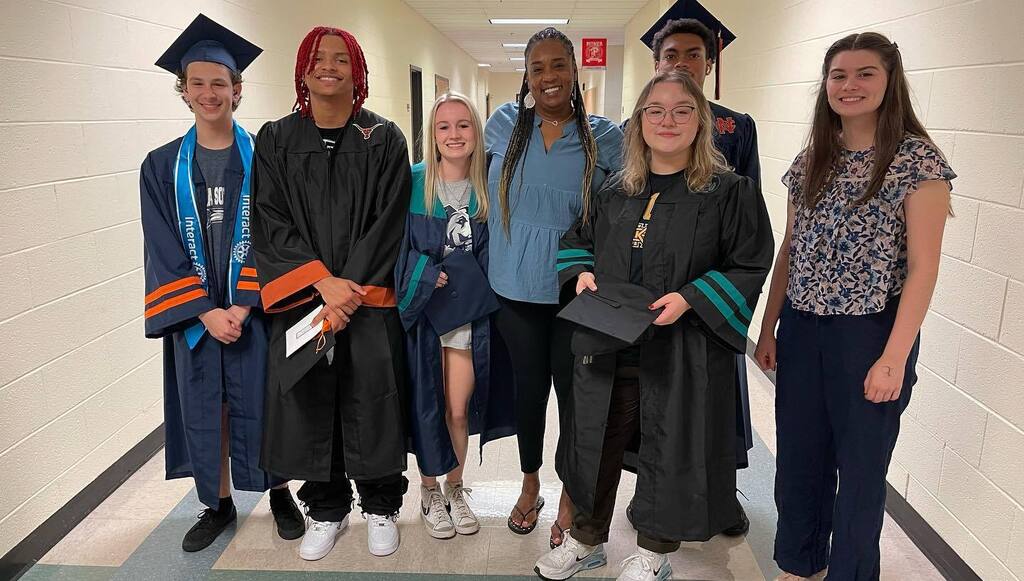 patriotsccsd's tweet photo. Our Pitner staff loves our Grads! Nothing makes a teacherโs heart happier than to know you learned from them! Our staff will always hold YOU in our hearts!
#pitnerpride #pitnerfun https://t.co/wSbugwoZ8e