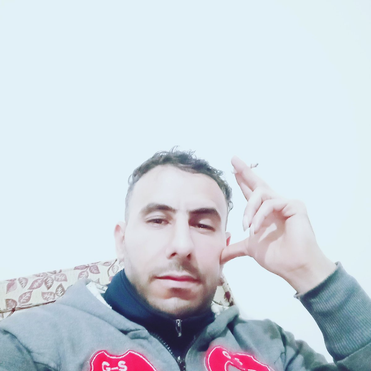 تعجبني ثقتي بنفسي عندما ابتسم لهم،  وانا اعلم انهم منافقين 💯