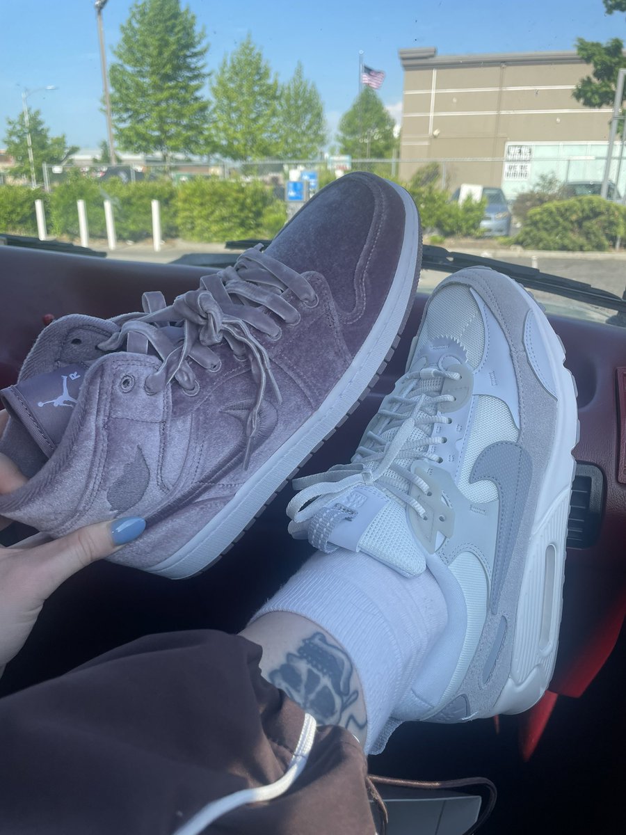wolfdev0n's tweet photo. not 2 brag but my bf just bought me some new air maxes AND my first pair of jordan’s and they are velvet 😭😭 https://t.co/KvS2PdOMZz