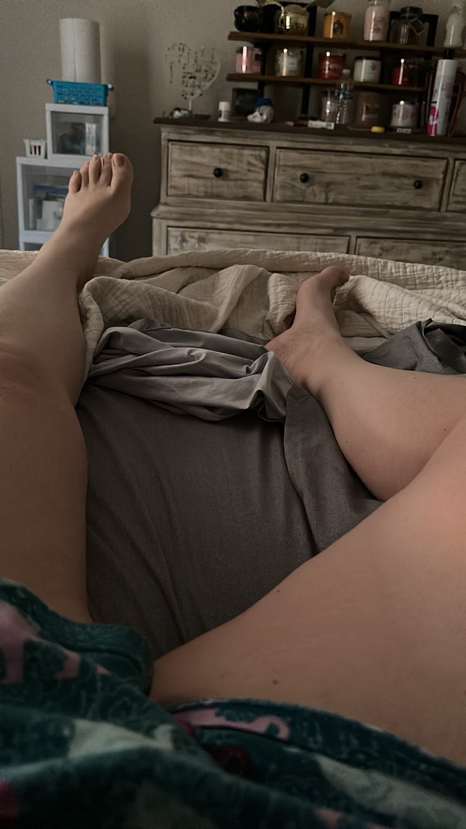 uniandfly's tweet photo. This has literally been my whole day. First couch now bed😂😂#lazy #relaxing #needahobby https://t.co/WpwBcd0qeo