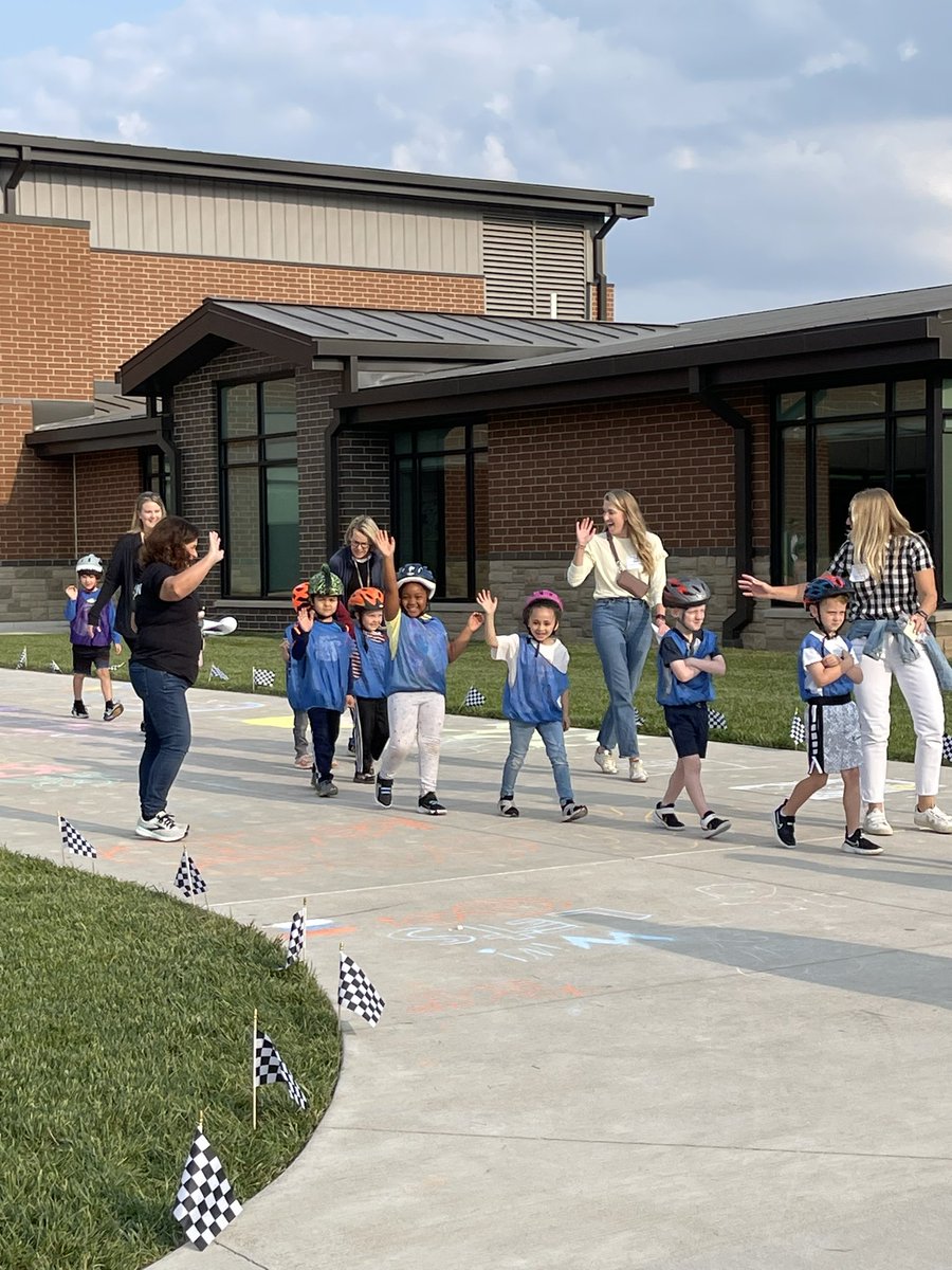 CCE_Comets's tweet photo. It was a great day of racing! The Kindy 500 was a fun event for all! 🏎️🏁💚💙💫 @myccs #CCEthespace4U https://t.co/IRz6tdrErl