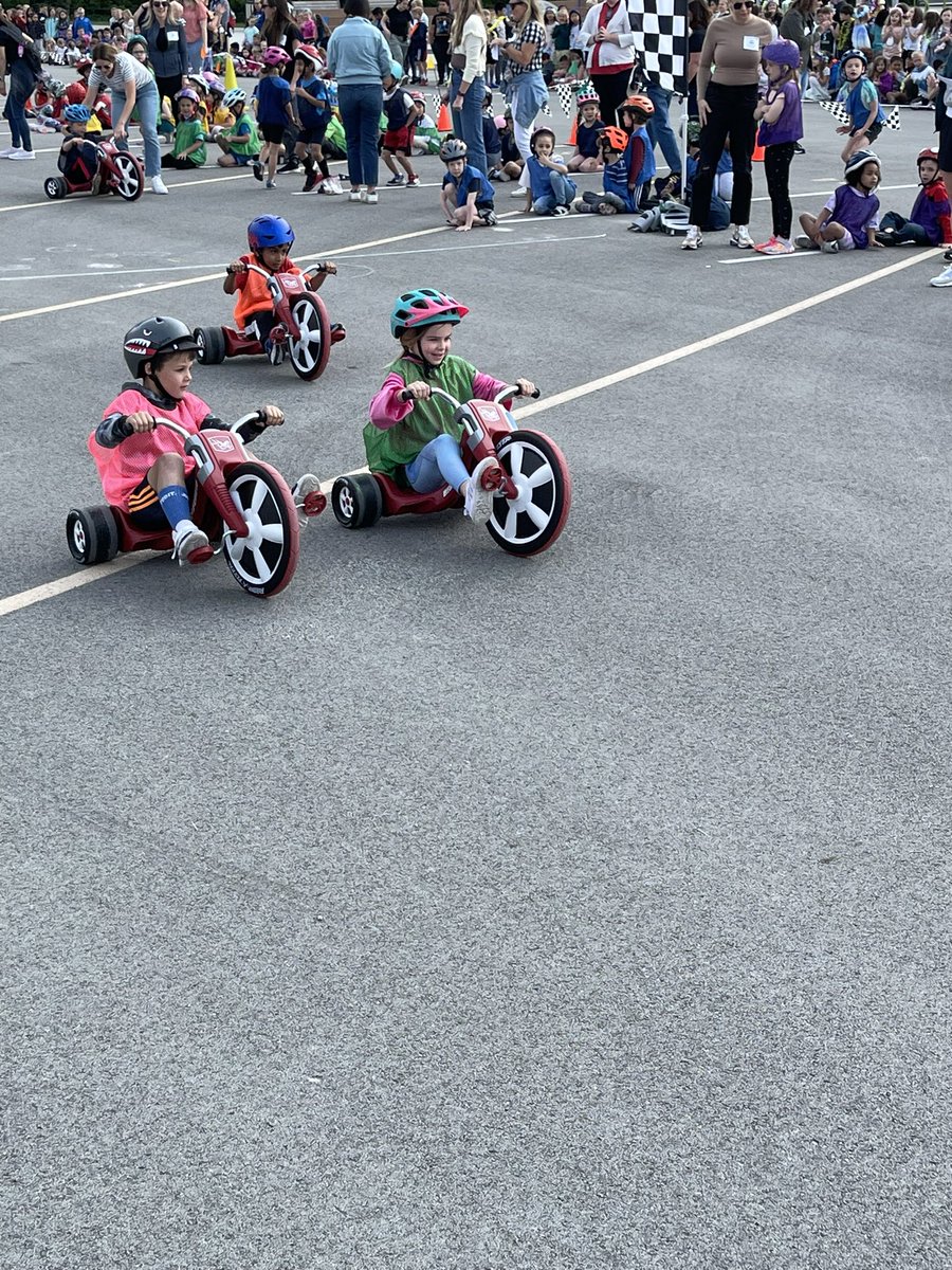 CCE_Comets's tweet photo. It was a great day of racing! The Kindy 500 was a fun event for all! 🏎️🏁💚💙💫 @myccs #CCEthespace4U https://t.co/IRz6tdrErl