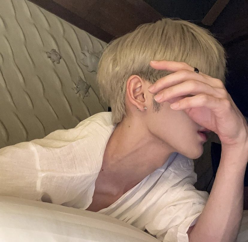 Nove da noite e eu ainda não tive coragem de levantar da cama pra fazer meu jantar, essa enxaqueca me derrubou legal.