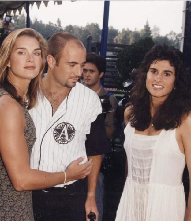 hercampa's tweet photo. @sabatinigabyok que tul esta foto con Agassi? Dos cracks! https://t.co/RqSmqikWEX