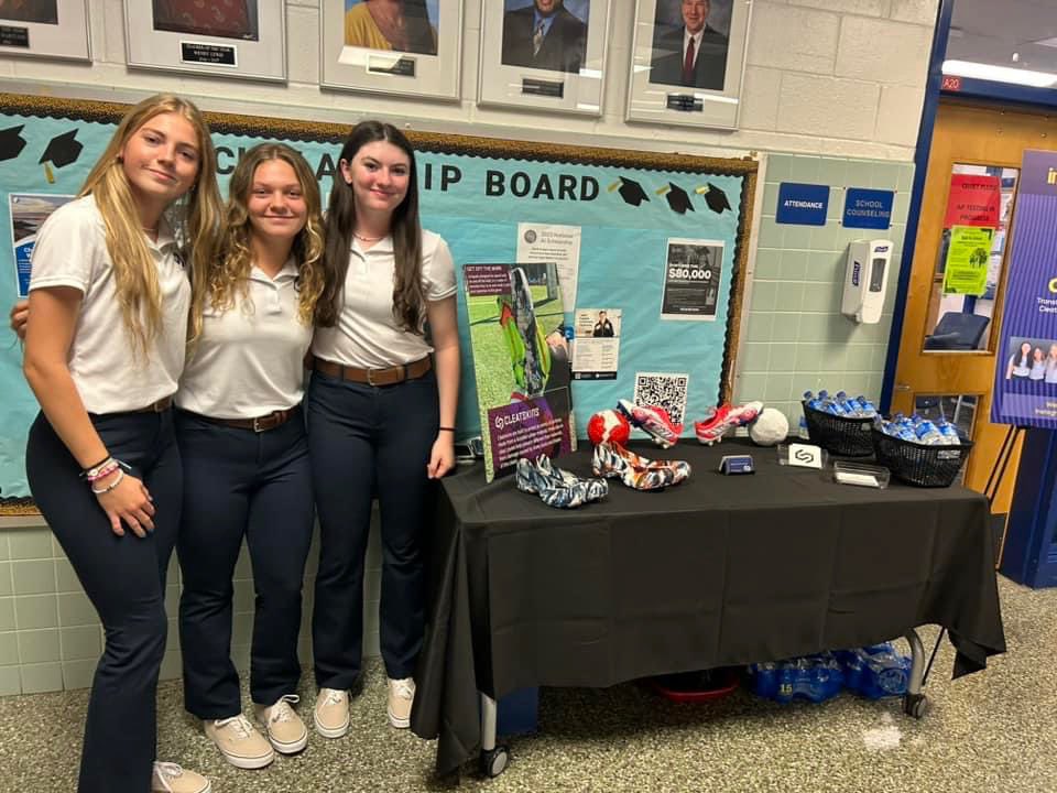 HRVipers_Cir's tweet photo. Welcome to the 2nd Edition of our ACHIEVEMENTS OUTSIDE THE LINES Series - where we celebrate our players’ academic and community service achievements outside the game of softball!

For this edition, we celebrate Maddie Lane (2025-C,INF) and MJ Taylor (2025-OF,1B)… https://t.co/gANgRm4CvQ