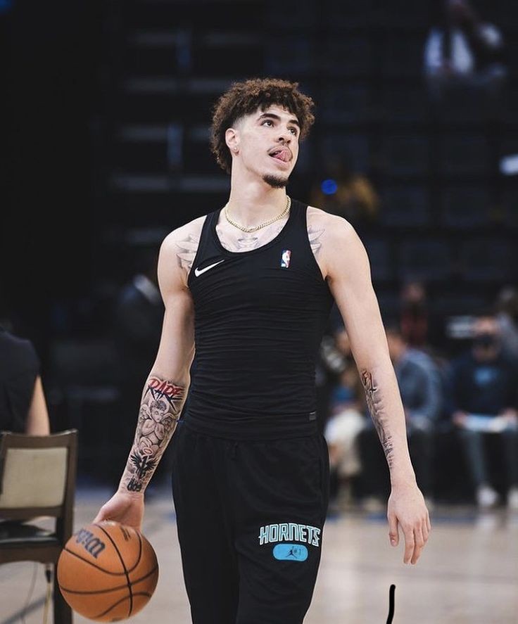 CebolaDosHornet's tweet photo. 🚨 ATENÇÃO ⚠️

LaMelo Ball deseja assinar a extensão do contrato com o Hornets após o draft da NBA.

Melo sempre afirmou que quer ficar com um time durante toda a sua carreira. Ele ama a cidade. 

(Via: Bobby Marks da ESPN) https://t.co/KmjCImHqAe