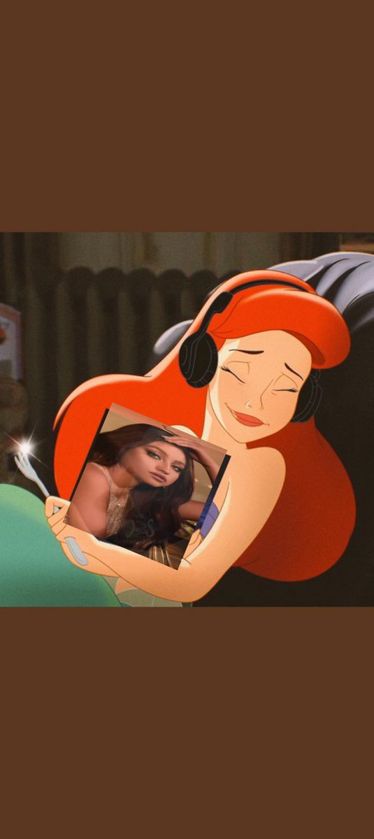 thequeensevilla's tweet photo. #LaSirenita escuchando #miedodesentir de @karolsevilla ♥️ https://t.co/oCt2xkYWdo