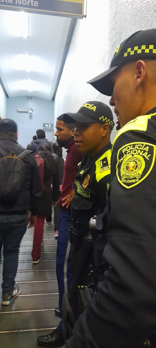 CamilaS2056's tweet photo. Compartamos a este imbécil que me tocó en transmilenio, y creyó que sería fácil tocarme e irse, no dejemos pasar esto, estoy con la policía a punto de denunciar a este animal. https://t.co/zyuTQNuTe9