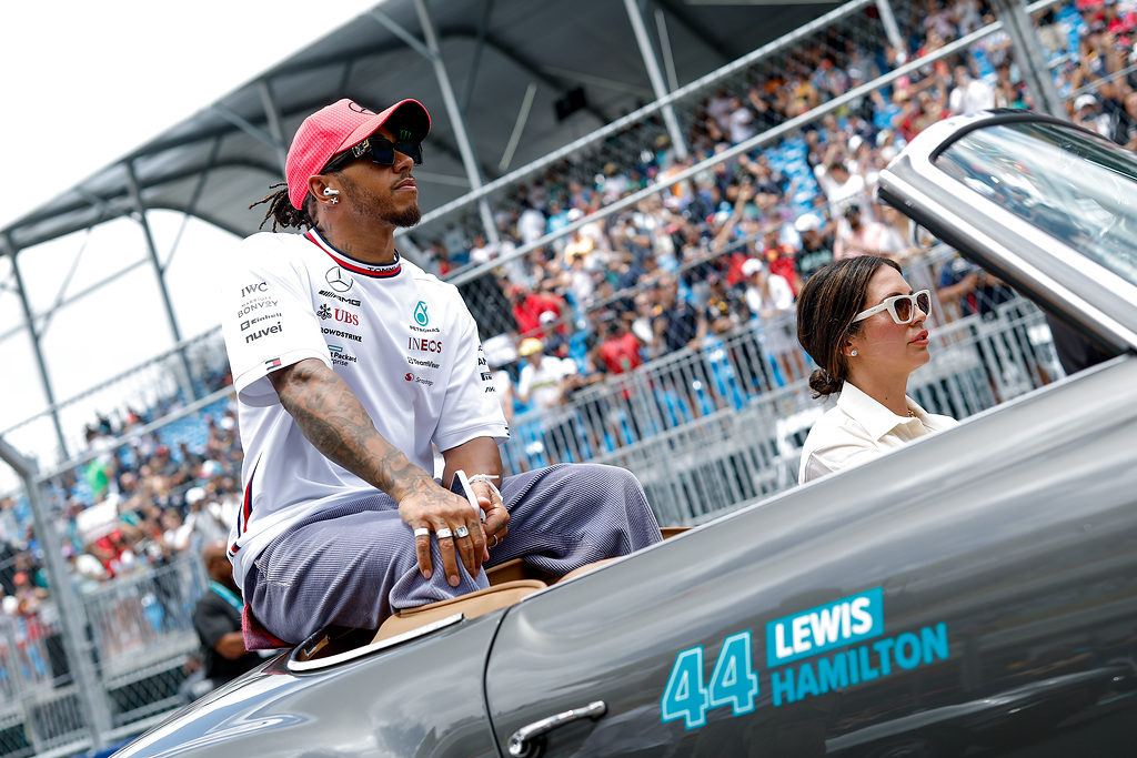 Toto Wolff and Lewis Hamilton are bouncing emails back and forth in new contract discussions/negotiations.

Wolff notes discussing finances is awkward and so they have the help of Penni Thow:

https://t.co/d7B0nifedM #F1 https://t.co/dQ101hdshi