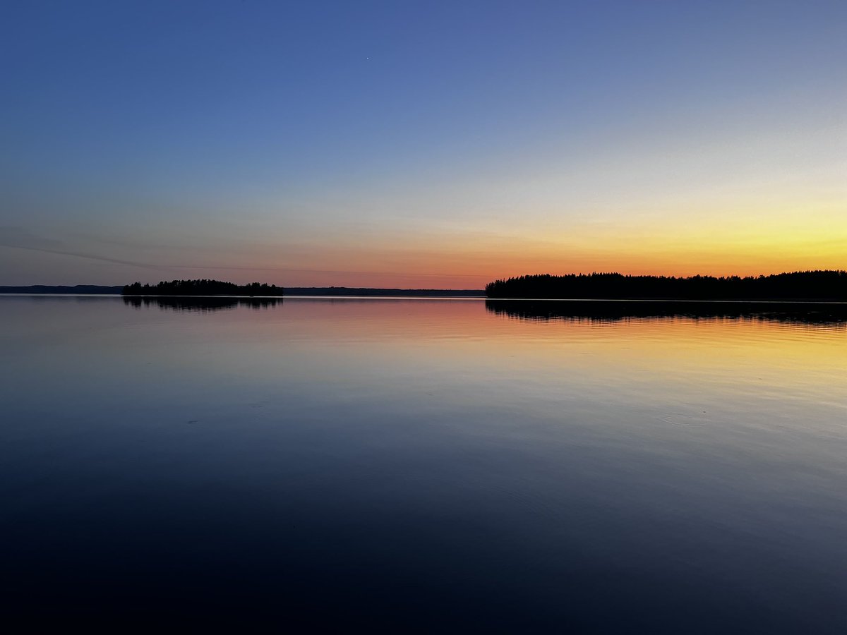En tiä, mut kyllä tässä jotain on. Tämä ei kuulu kellekään ja samalla kaikille. Tätä ei kukaan voi itsellään pitää, eikä hautaansa viedä. Ja silti tämä tuntuu niin omalta, kuin vain voi. 
Nimim. Muutama saunakalia ja kytystä laiturifilosofiaa