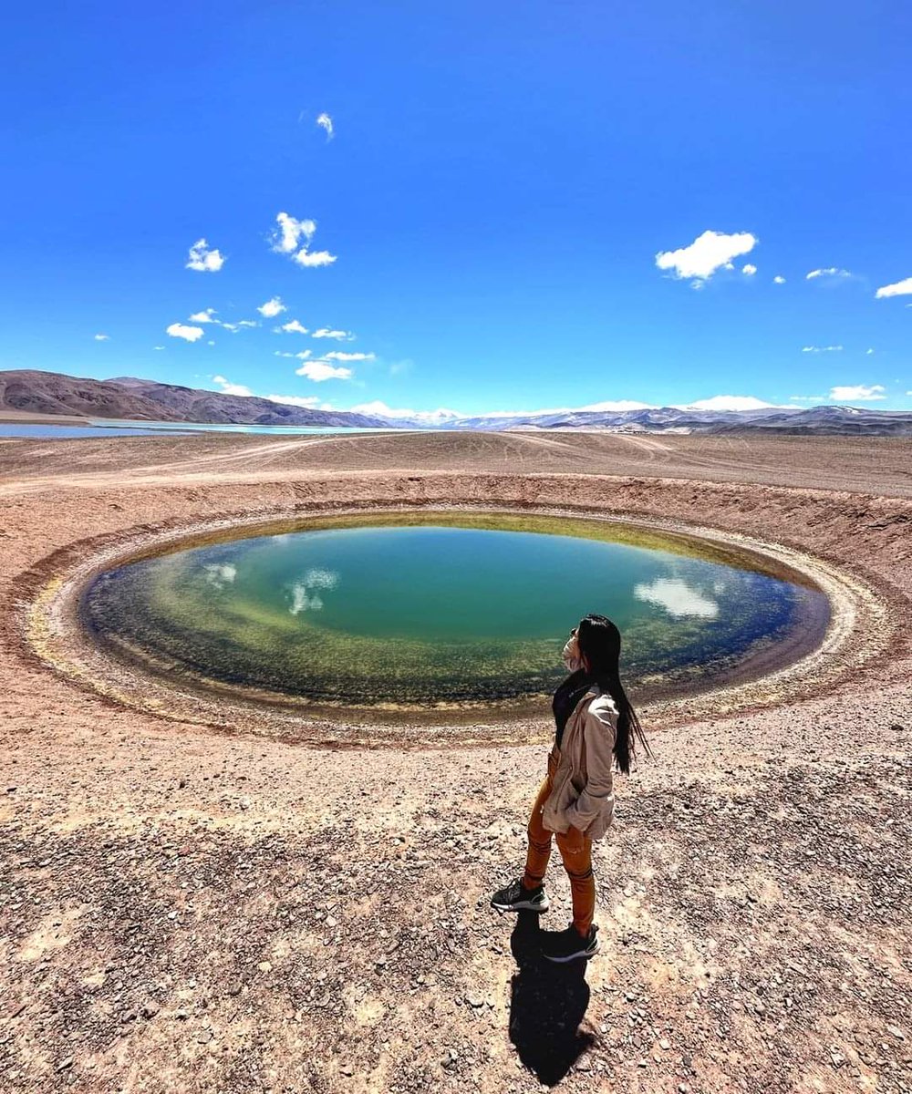 turisargentina's tweet photo. CATAMARCA, la revelación ARGENTINA
En el ojo del planeta de Los Seismiles, Fiambalá 🤯🌎🇦🇷

Por los caminos de la Cordillera muy cerca del Volcán Pissis y de la Laguna Verde ves cosas que literalmente parecen sacadas de "otro planeta" 🪐

Por @emilsegarcia_ https://t.co/IkVsNg0CoA