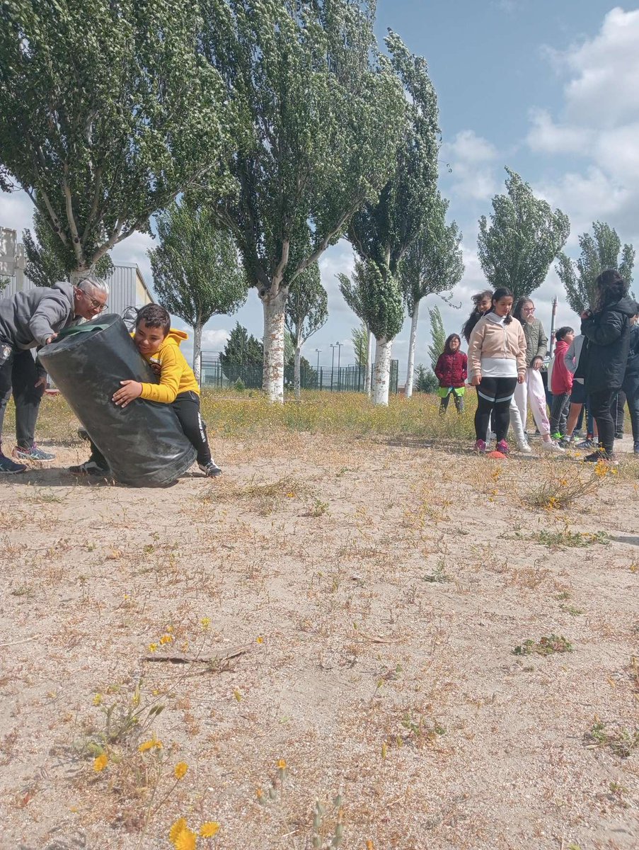 Hoy nos ha visitado el <a href="/RugbyElSalvador/">El Salvador Rugby</a> para acercarnos a los valores de este deporte 🏉 a través de unos talleres prácticos