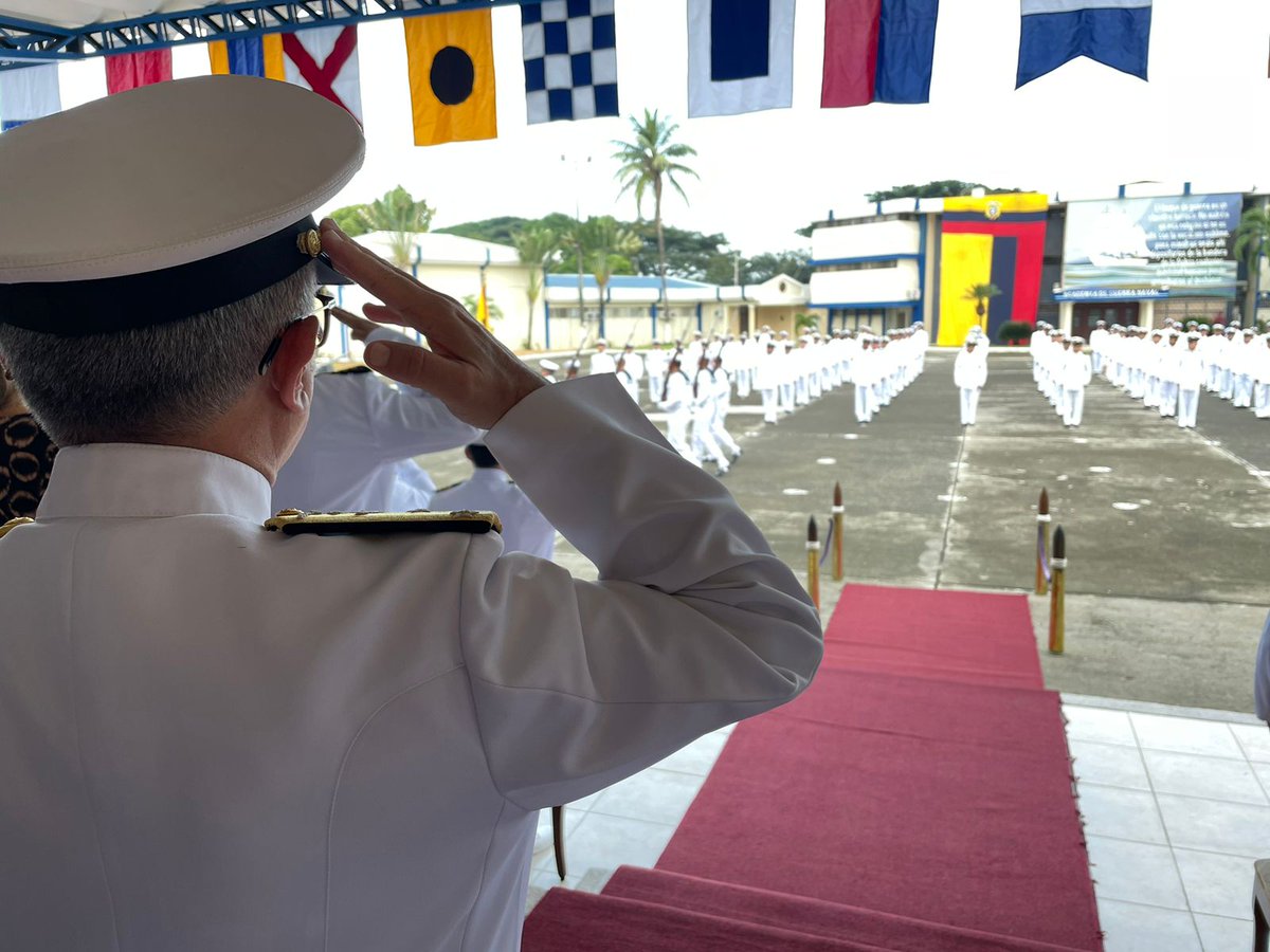#Guayaquil | En el Patio #Honor de la Academia de Guerra #Naval, se realizó la  Ceremonia de Ascenso al grado de Suboficial Segundo de 119  Tripulantes, la cuál estuvo presidida por el Vicealmirante John Merlo León, Comandante General de la #Armada.

#SiempreArumbo #YosoyNaval