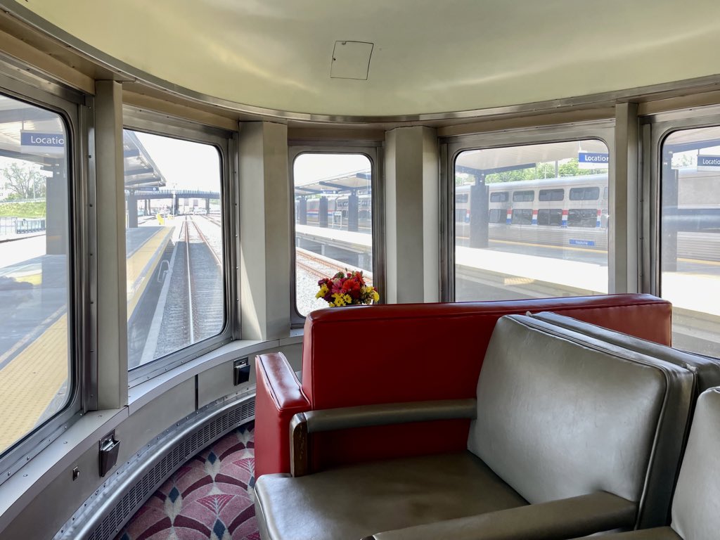AndreasWiede's tweet photo. An unexpected sight of private cars at Albany-Rensselaer 🇺🇸: the “New York Central” Pullman sleeper/lounge “Hickory Creek” with its “20th Century Limited” drumhead and the stainless steel Tavern-Lounge No. 43.
Many thanks to the kind https://t.co/JqB4l3Nc1E people for the visit. https://t.co/Wqttl2WqKE