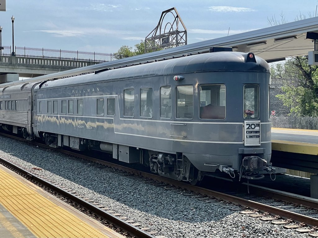 AndreasWiede's tweet photo. An unexpected sight of private cars at Albany-Rensselaer 🇺🇸: the “New York Central” Pullman sleeper/lounge “Hickory Creek” with its “20th Century Limited” drumhead and the stainless steel Tavern-Lounge No. 43.
Many thanks to the kind https://t.co/JqB4l3Nc1E people for the visit. https://t.co/Wqttl2WqKE