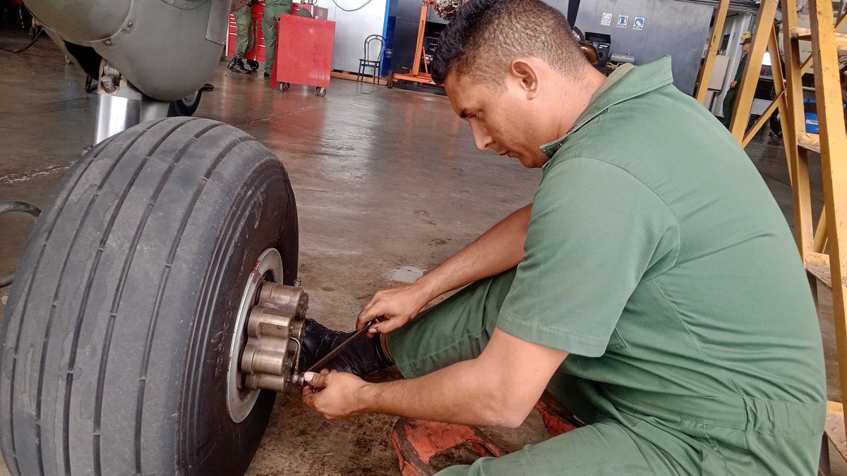 ejb_cavcm's tweet photo. 🚨 #CEMAE || El personal técnico aeronáutico de esta insigne unidad, efectuó inspección a la aeronave M-28 Skytruck.
#1x10ContactoConElPueblo #FANB #EjércitoBolivariano #ArmaMaestra #Venezuela #19May https://t.co/1ZU8CXQZVY