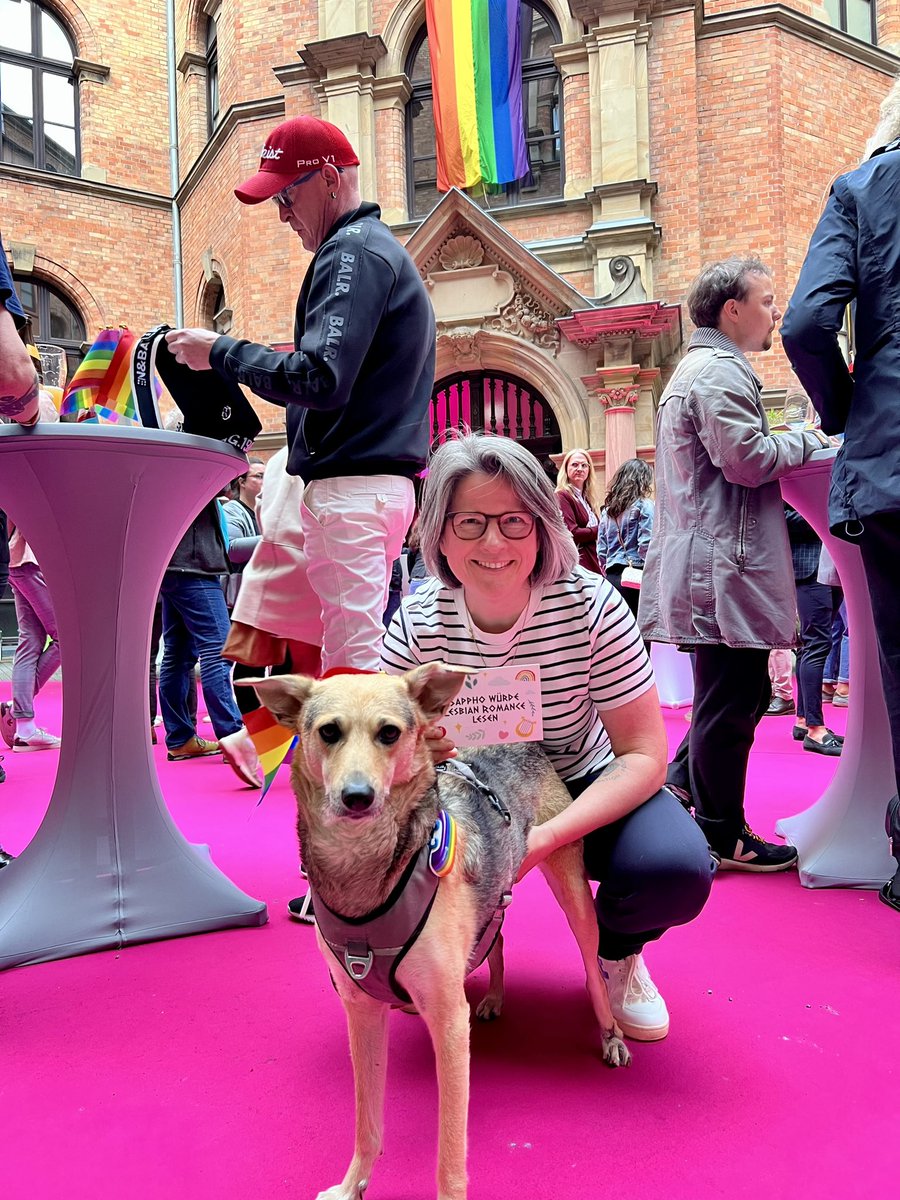 Stoner the office dog is very busy at the moment. Besides being visible at the Pride events, she was invited by the mayor of Wiesbaden to a rainbow reception today.
An important networking event with great conversations. 🏳️‍🌈💪🏽
#lesbianvisibility #queernetworking