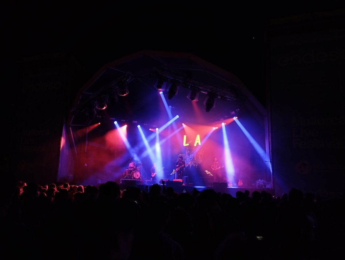 diesdecarretera's tweet photo. @LAtheband tocant tot Heavenly Hell. Se pot demanar algo més? #mallorcalivefestival https://t.co/SCGaOKPYXN