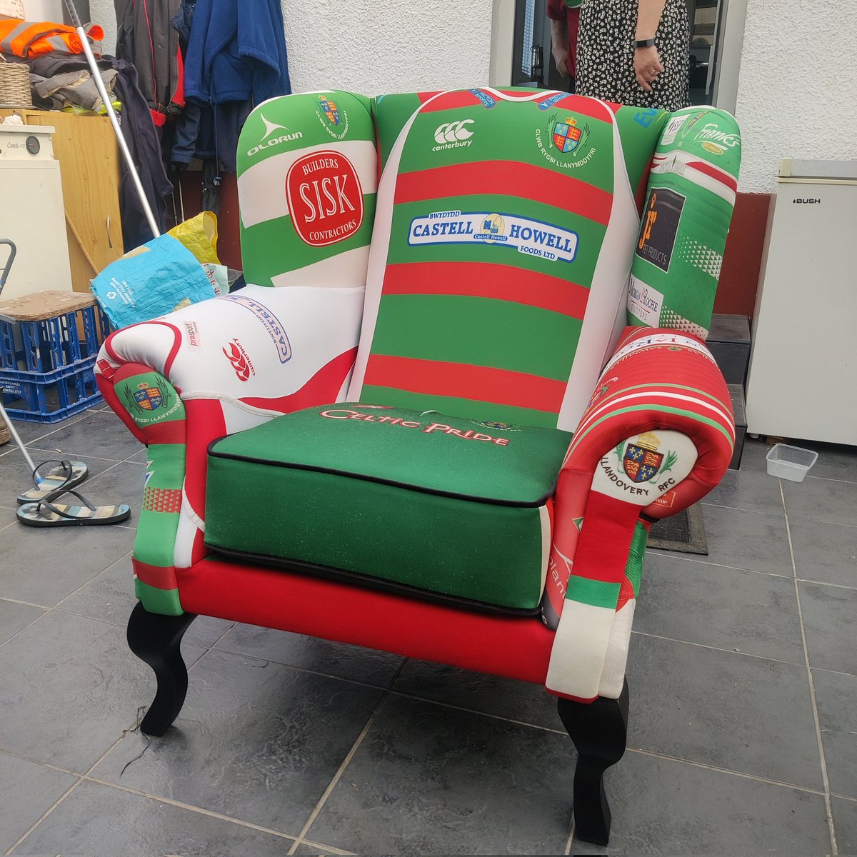 LeeRees1991's tweet photo. Amazing to deliver a special gift to a special man I can only describe as a Llandovery legend. The club would not be the same without "JOC" screaming on the sideline. Thank you for all you do for us @llandoveryrfc https://t.co/p72OUGaZYP