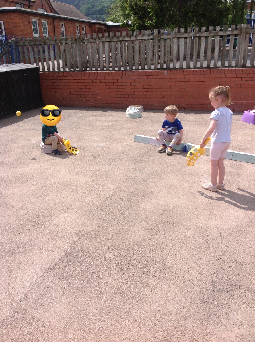 🌞Lots of fun in the beautiful sunshine this week with our friends. R "i have built a princess castle" , O "we making potions". 🌞