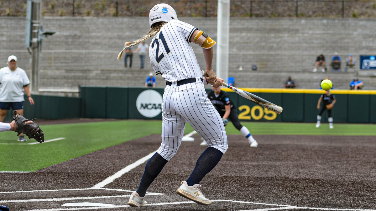 WU_Bulldogs's tweet image. Raechel Cutcher went 7 innings without allowing an earned run, but #2 North Georgia held on for a 1-0 victory in the Super Regional Finale over @WingateSoftball 

Maness &amp;amp; Thomas notched a hit apiece for the 'Dogs

Program-record 48 wins for #WUSB

Recap | bit.ly/3BJhOaS