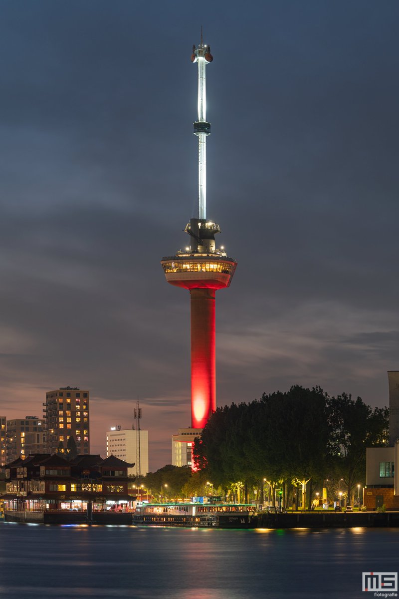 De Euromast in Rotterdam afgelopen zondagavond in Rood/Wit

#zalhaventoren #erasmusbrug #euromast #feyenoord #huldiging #rood #wit #fotograaf #photographer #kampioen #landskampioen

Meer op: ms-fotografie.nl