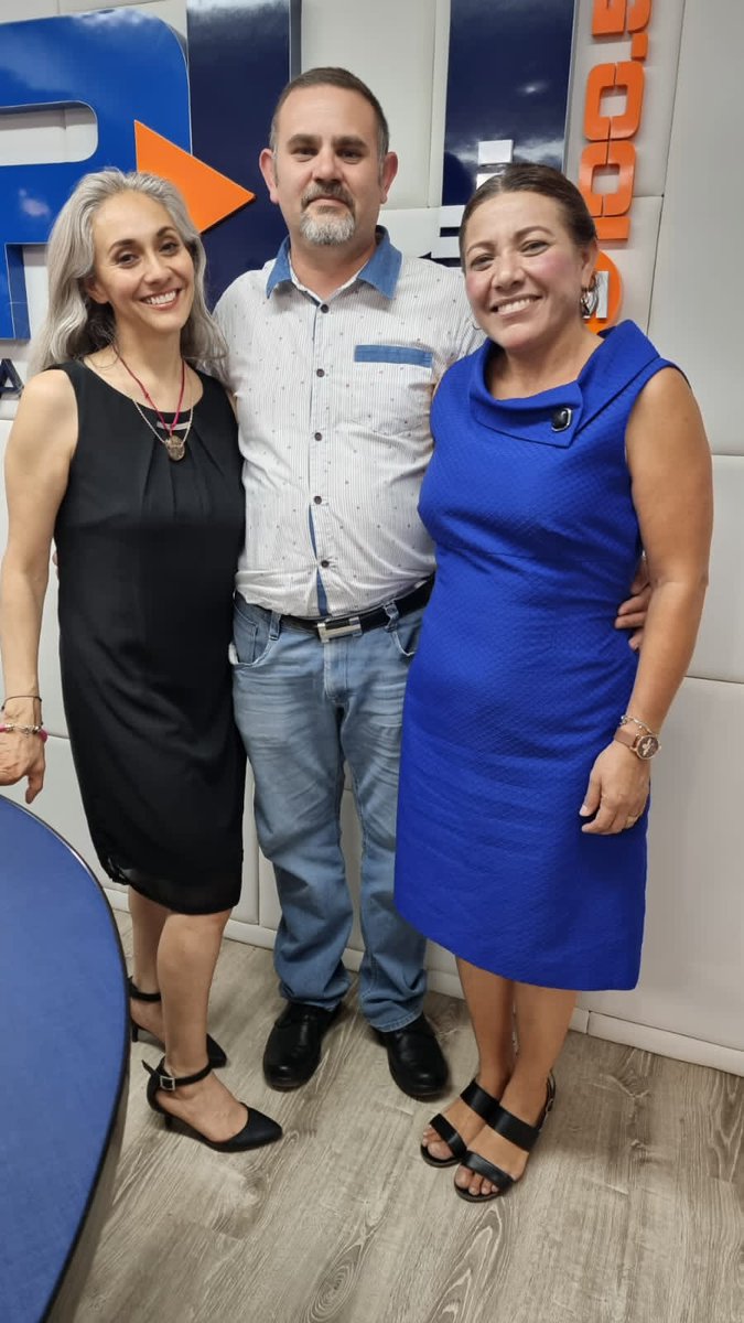 jkcalu's tweet photo. En días pasados fueron invitados integrantes de la CONACOMP a mi programa El ambiente en medio tiempo, para hablar sobre el día del Comunicólogo. Puedes ver la entrevista por facebook en serluzytierra https://t.co/X6zpbx9Zj9
