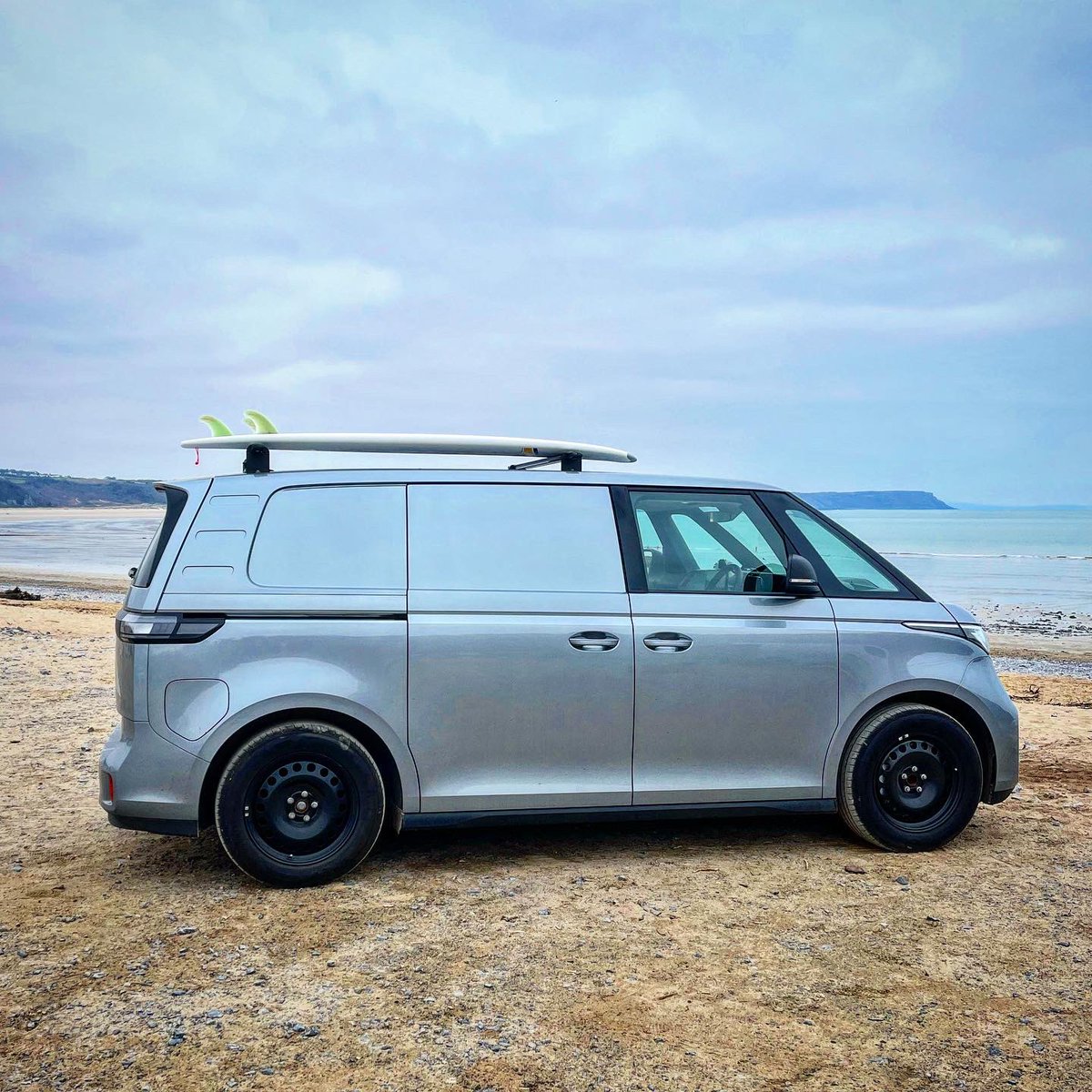 Sun, sea and modular campers 🤙🏼

@outlandishcamp for vans that work and play 

#VansThatWorkAndPlay #outlandish #camper #campervan #vanlife #modularcamper #electriccamper #vwidbuzz #vwidbuzzcamper #idbuzz #idbuzzcamper #outlandishcampers