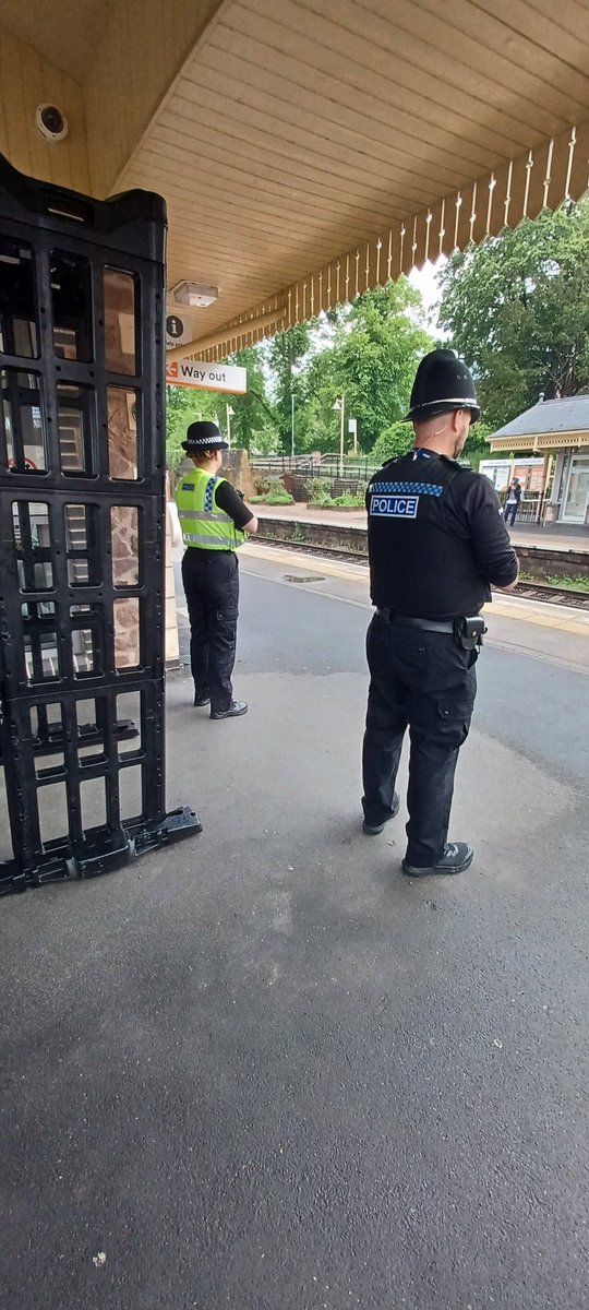 Malvern SNT at Malvern Link railway station earlier today, utilising a knife arch to deter and challenge individuals in support of #opsceptre . #knifefree #policingpromise