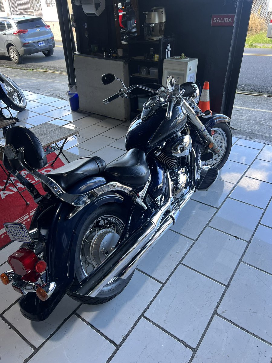 Estoy vendiendo esta belleza por si saben de alguien que ande buscando: una Suzuki boulevard c50 800cc 2007 con 40mil km en ₡3.200.000