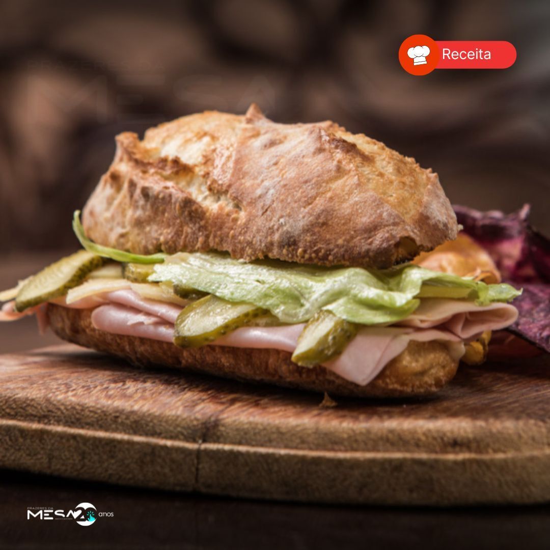 prazeresdamesa's tweet photo. Jambon-beurre, o sanduíche preferido dos franceses👨🍳🥖
Veja o modo de preparo em nosso Site 💁🏻
https://t.co/oorAPgFrSu
#PrazeresDaMesa20Anos #aboadicapdm #receitaspdm #JambonBeurre #BonAppétit #ComidaFrancesa https://t.co/TPfWg9CWGe