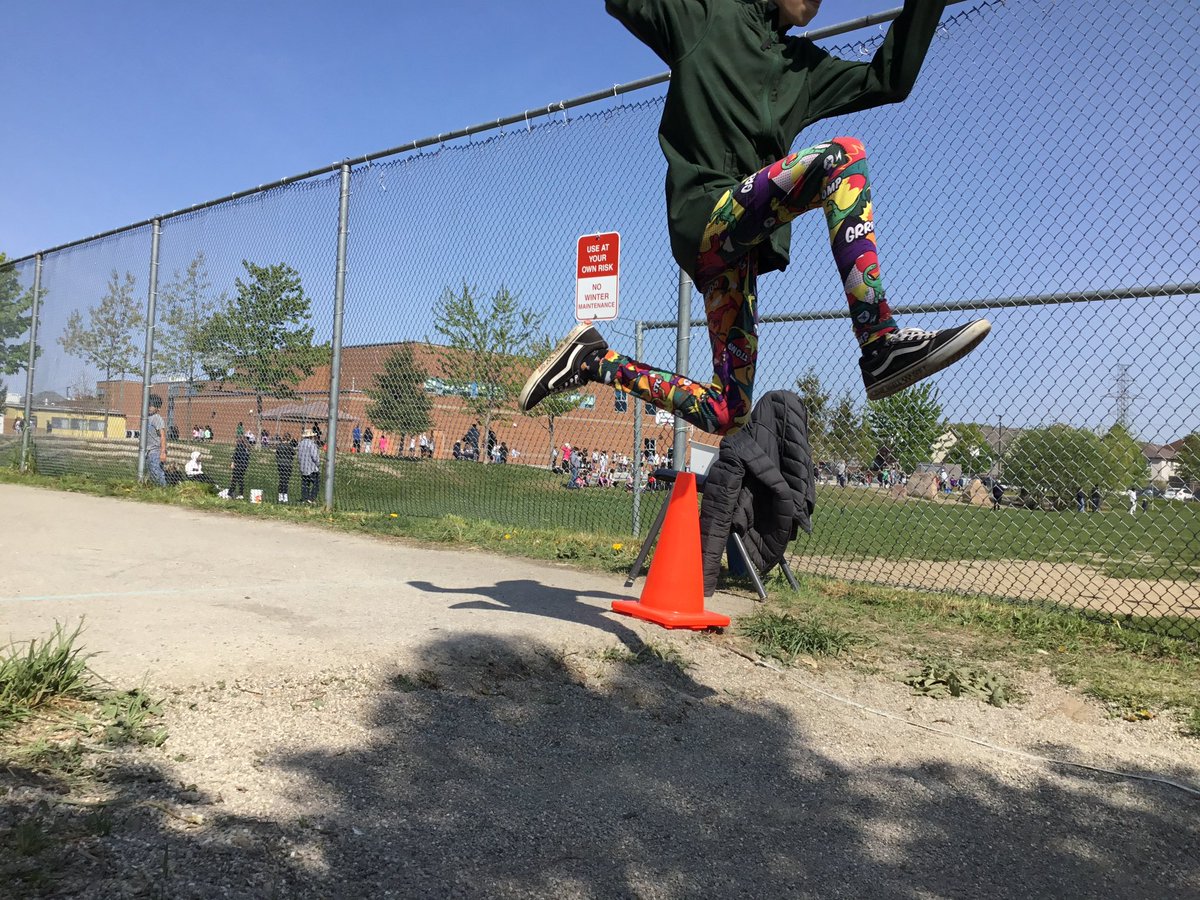 ColePhysEd's tweet photo. @JSTwrdsb junior Track and Field was such a blast! Thank you to families that came to support and cheer on our athletes! Here are some highlights 🏃‍♂️ 🏃‍♀️ 🥎 https://t.co/TAg9gH3qgg