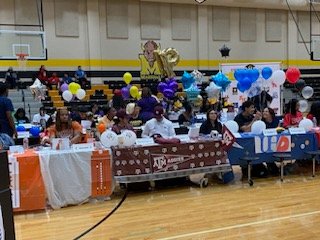 tmhsfuture's tweet photo. Congratulations Class of 2023! Great Senior Signing Day!
#buffpride https://t.co/tYufUebLH9