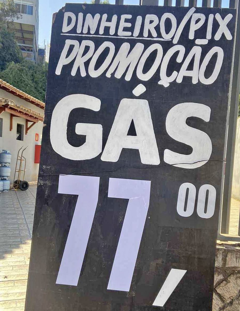 choquei's tweet image. 🚨AGORA: Após queda, preço do gás de cozinha no governo Lula despenca para R$ 77 reais.

A foto é da distribuidora ‘Fort Gás’, da cidade de Varginha (MG). No governo Bolsonaro o valor ultrapassou os R$ 110 reais.