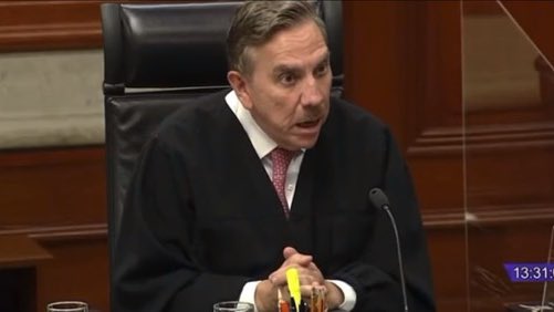 Giliux's tweet image. Los ciclistas se pueden pasar los altos.

#RollingStop