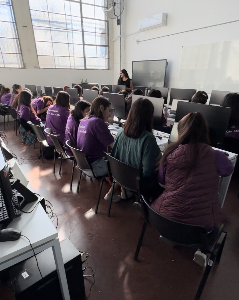 nicargentina's tweet photo. Junto a @andiscapacidad participamos de #AmericasGirlsCanCode organizado por @ITUAmericas e @InnovacionAR en la @UNQoficial. Dimos un taller de programación accesible con uso de código abierto para más de 200 chicas de secundarias técnicas. Conocé más >>https://t.co/Ayz9Shm5R4 https://t.co/YHPsqhetMe