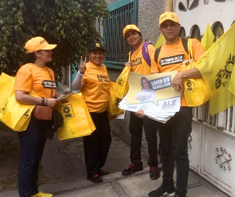 CastelloPRD's tweet photo. La #BrigadaEcatepec #valiente del @PRDEstado agradece el apoyo de @HendrikOrtega, @kevinMondragon_, @EMIROJASPACHECO y @RoqueUnam en Jardines de Morelos para promover el voto por @AlejandraDMV.
¡@PRDMexico listo en mi querido #Ecatepec para ganar este #4deJunio!
#VotaPRD
#DalePRD https://t.co/f3QUuc7BXp