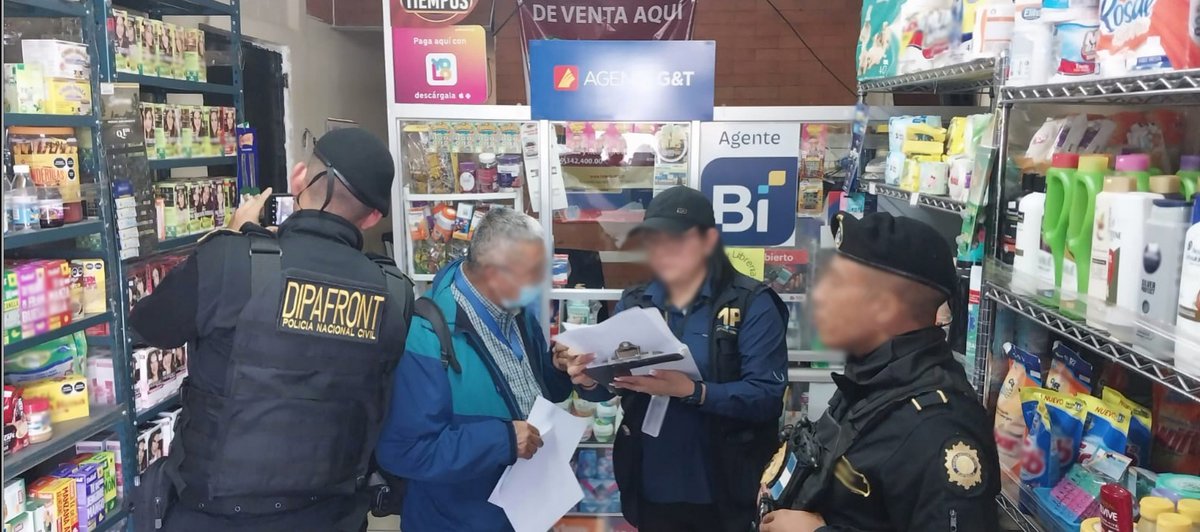 SATGT's tweet photo. Personal de Aduanas en apoyo al @MPguatemala participa en 6 allanamientos realizados en la región metropolitana y el departamento de Santa Rosa. Se han localizado mercancías de contrabando como abarrotes y licor, entre otros, que vulneran la salud del consumidor  #COINCON https://t.co/yPsUglsS7o