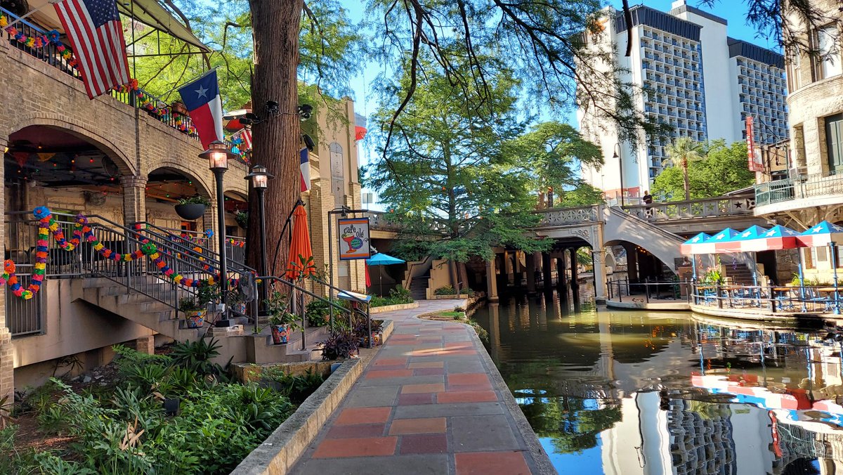 We made it to San Antonio!  We had a great time!  The Riverwalk is awesome!  If you haven't been there, you should put it on your bucket list.  🤠