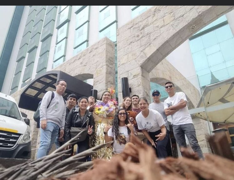 DieguiittoV's tweet photo. @GloriaTrevi Perú te espera afuera te pido desde Colombia recíbelos porfaaaaa https://t.co/kzcEp10EUw